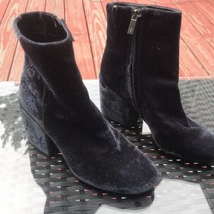 Kenneth Cole Blue faux velvet booties size 7